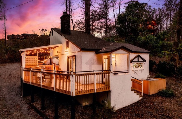 Outlander Couples Cottage/Walk to Downtown/Hot Tub