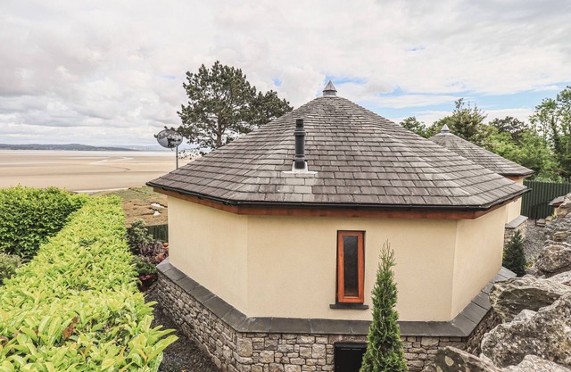 OVERSANDS COTTAGE, romantic, with a garden in Grange-Over-Sands