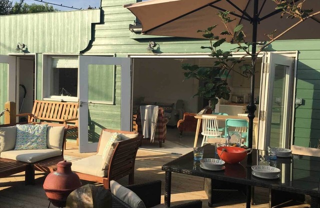 Owlers Retreat, 3 Bed Luxury Beach House, 1 Minute to Beach, Enclosed Garden