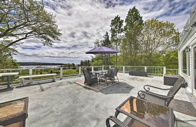 Owls Head Getaway: Private Decks w/Ocean View!
