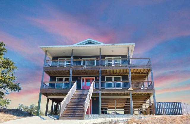 OWNERS WEEKS OPEN⭐NEW HOT TUB⭐️Heated Pool, Linens, Wifi, Tennis Courts, Dogs