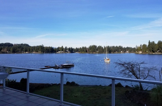 Oyster Bay Home, Located on Puget Sound Waterfront! (4 day minimum, 7 4holidays)