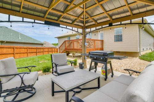 Ozark Home Pool Access, Deck and Fenced Yard
