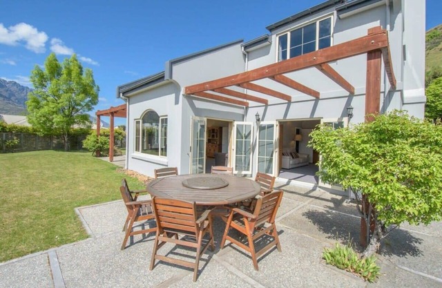 Paeroa View Summary: