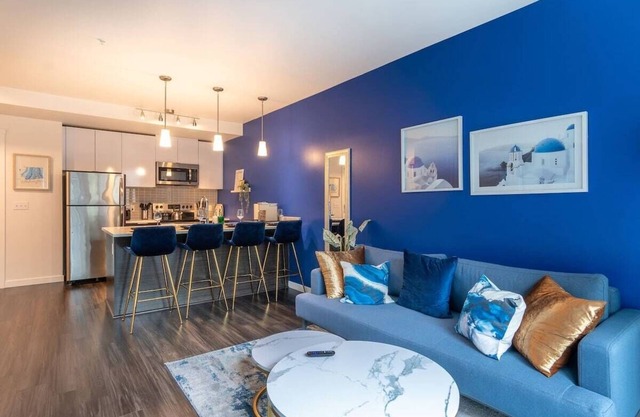 Paid Garage Parking- King Bed-Balcony W/D 55" TV