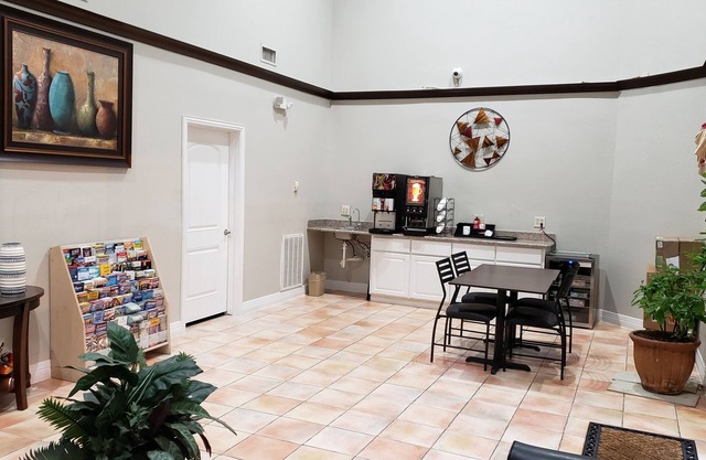 Palace Inn Hwy 6 North & Clay Rd