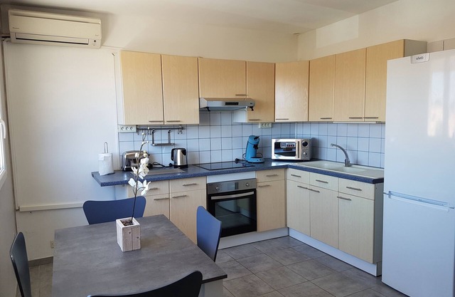 Palavas: Beautiful bright Studio, 2 people CLIM + PK, Near SEA, AVAILABLE WE D AUGUST + TT SEPT