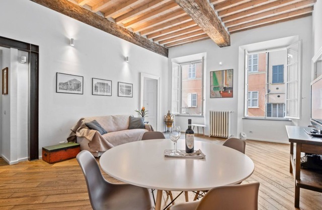 Palazzo della Pilotta Roomy and Quiet Flat