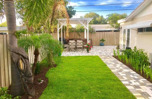 Palm Beach Studio Retreat - outdoor patio grill
