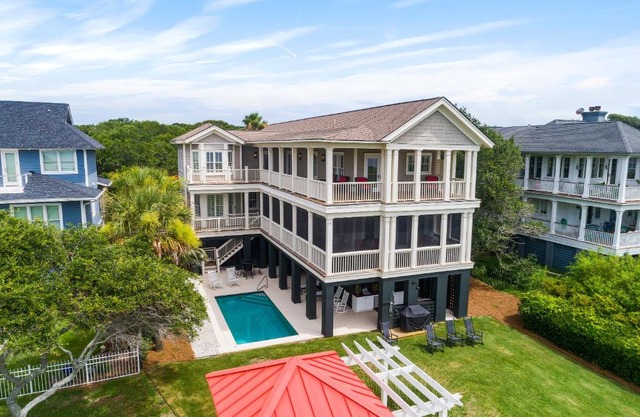Palm Blvd 2906 - All Decked Out