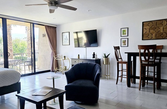 Palm Desert Studio at Shadow Mountain Resort.steps to El Paseo's Charms