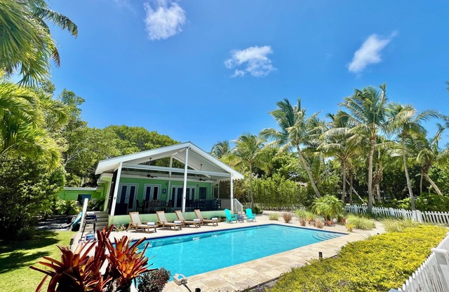 Palm Escape- Beachside Bliss w/Private Pool