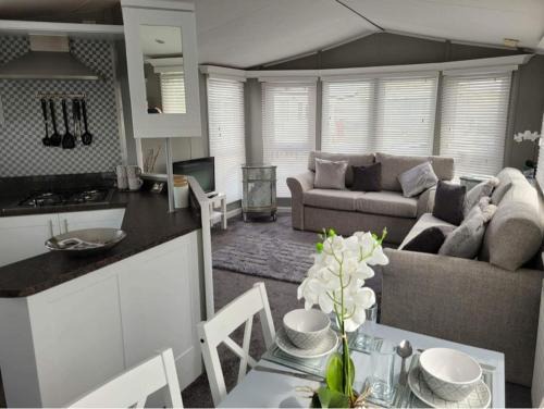 Palm Grove 28 - Golden Palm - Central heating, pet friendly, WiFi, bed linen - Meadow Lakes Caravan & Lodge Hire