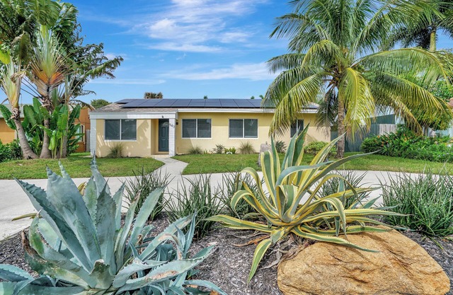Palm Jungle Haus – 4BR + Pool Oasis!
