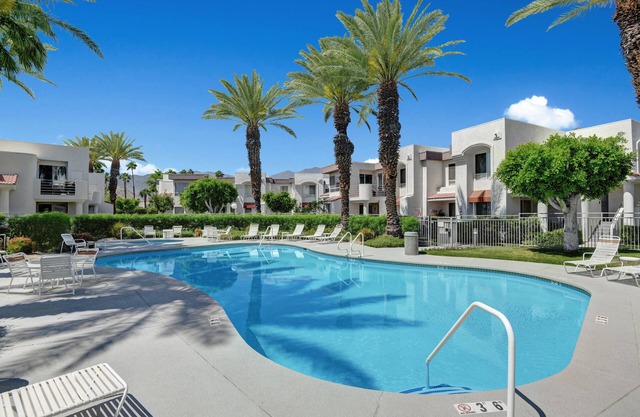 Palm Springs Condo - Central Location, Free Airport Parking
