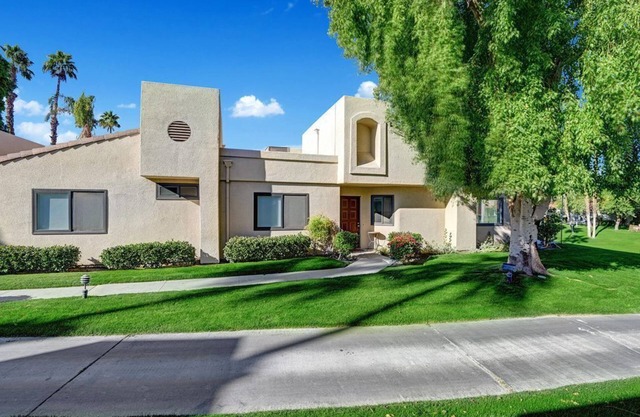 Palm Valley Country Club, remodeled 1647 SF, 3BD, 2BA on 18th tee, w/golf cart