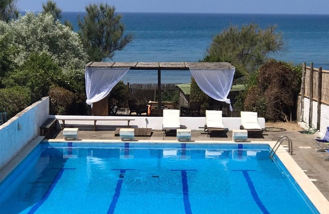 Palmetto Point on the beach - villa for 10 guests with 25x8 mt pool.