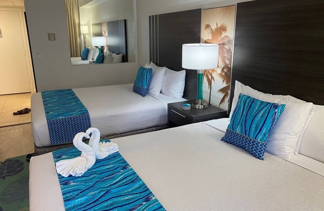Palms at Waikiki- Vacation Rental with FREE PARKING