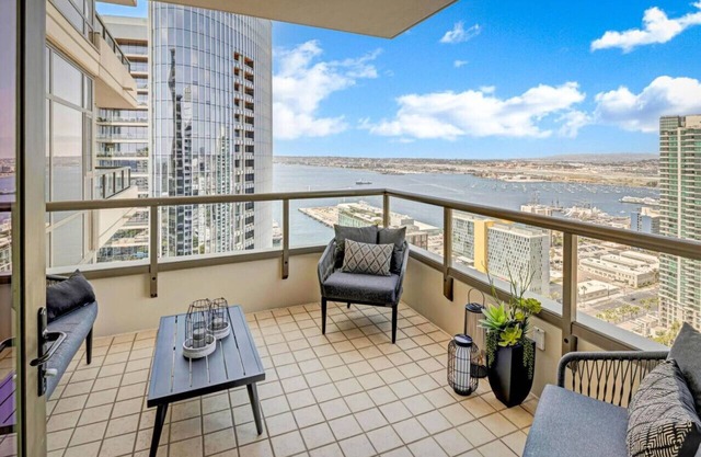 Panoramic Bay & City Views *2BR*Pool*Gym*Parking