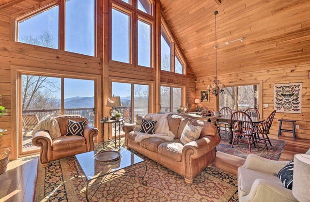 Panoramic Mtn Views: Luxe Smoky Mountain Cabin!