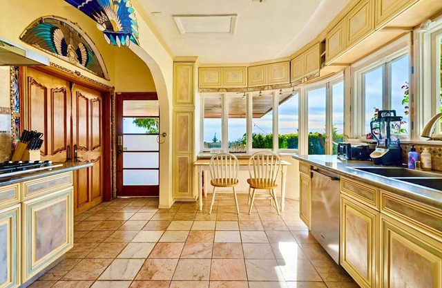 Panoramic ocean Views~ Hot Tub~ Beach ~Newly updated & repaired