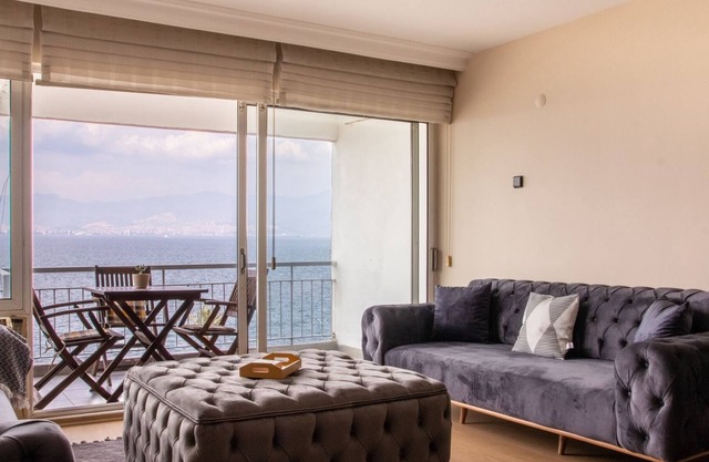 Panoramic Sea View Flat w Balcony in Izmir Konak
