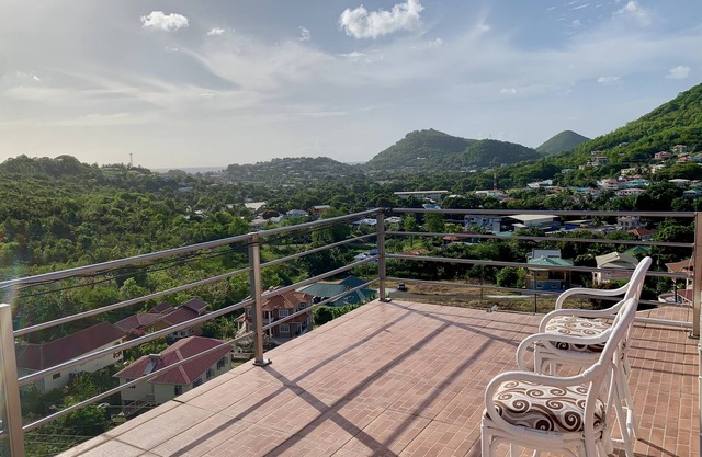 Panoramic view top floor apartment 10mins from Castries and Rodney Bay