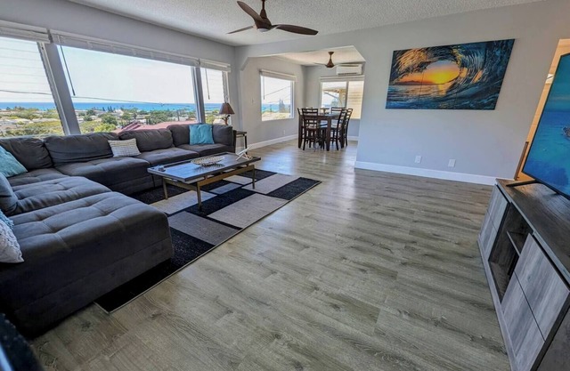 Panoramic ViewHouse Only 2-Min Drive To Beach!