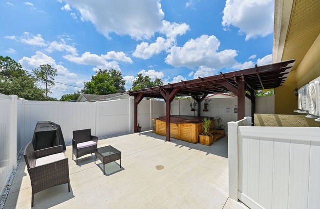 Paradise in Brandon with luxurious 6 person jacuzzi.