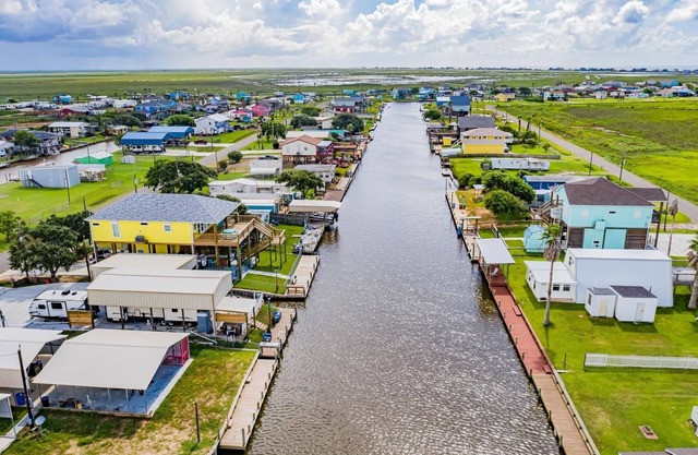 Paradise on Neptune. Saltwater canal, minutes to ICW and beach.