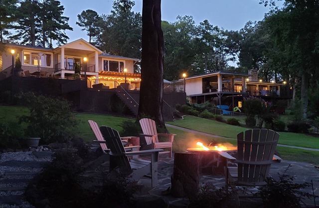 "Paradise Palms" Luxurious home on Lake Hamilton