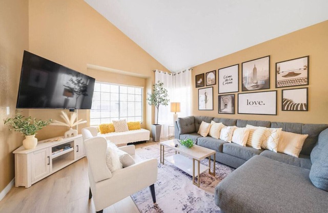 Paradise Retreat: 8 Beds, Pool Table, BBQ!