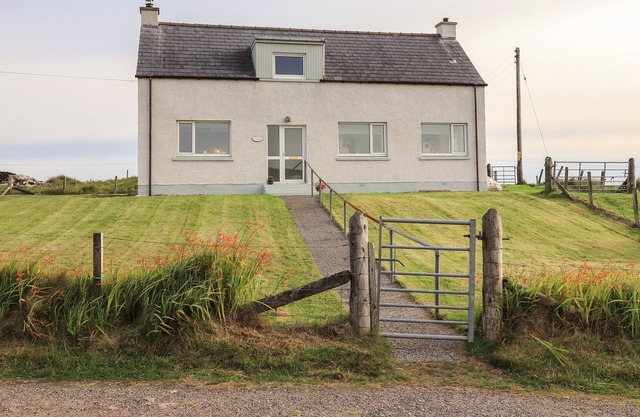 PARK COTTAGE, pet friendly, with open fire in Claddach Kirkibost