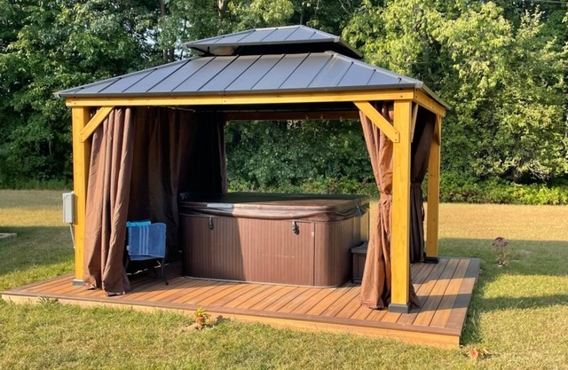 Park in the Woods Cozy and clean. Shared Hot Tub
