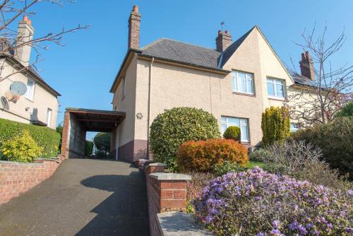 Park Road Holiday Home - Spacious 3 bedroom house with garden near Edinburgh