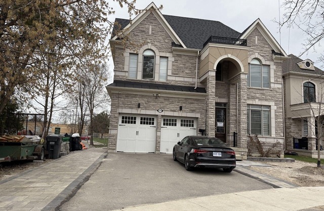 Parking! 5min China Town, 15min YYZ Airport, 20min CN Tower, 60min Niagara Falls