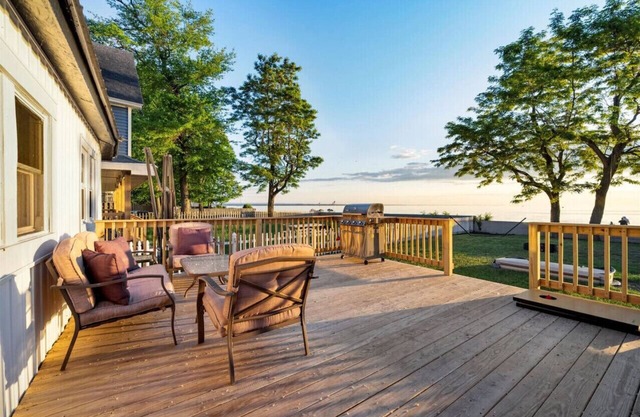 Parks Slice Heaven | 2BR Waterfront| with Hot tub