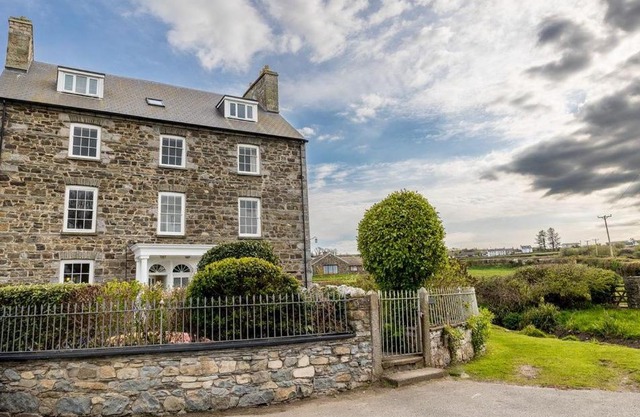 Parrog Beach House - Sleeps 12