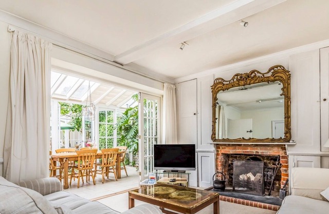 Pass the Keys | Charming Historic Bosham Home Close To Quayside