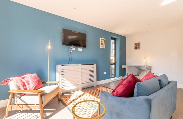 Pass the Keys | Chic Retreat Surbiton London, 1 minute to station