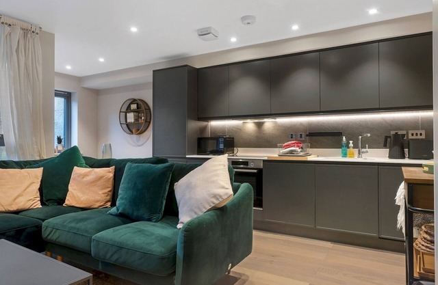 Pass the Keys | Exceptional 3 Bedroom River View Apartment