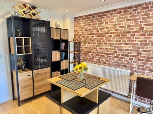 Pass the Keys Modern Home- Ideal for Professionals 5 mins to M4