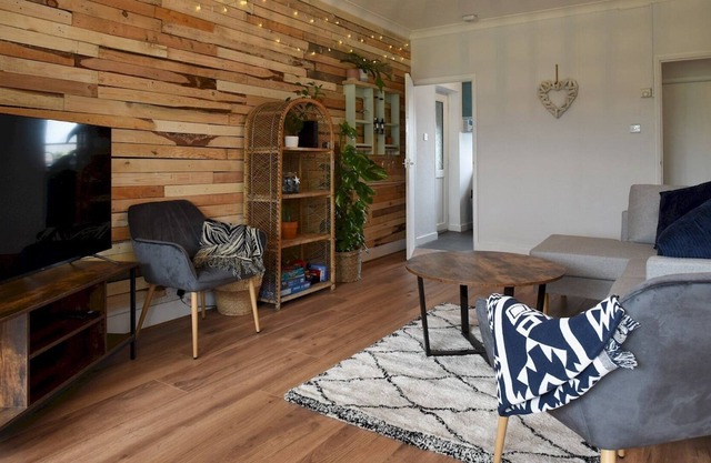 Pass the Keys | New Cosy 2 Bed Flat with garden nr Beach Sleeps4