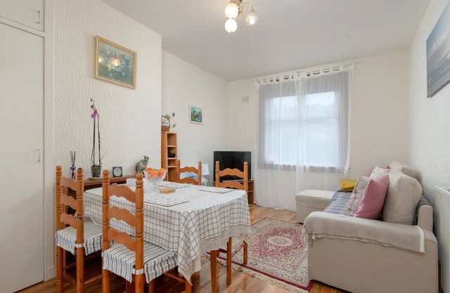 Pass the Keys | Spacious Murrayfield Flat