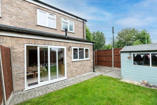Pass the Keys Spacious 3Bedroom House in Holland Park with Free Parking
