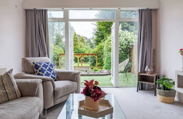 Pass the Keys | Stunning 4 Bed, 4 Bath Home:Tranquil Garden Oasis