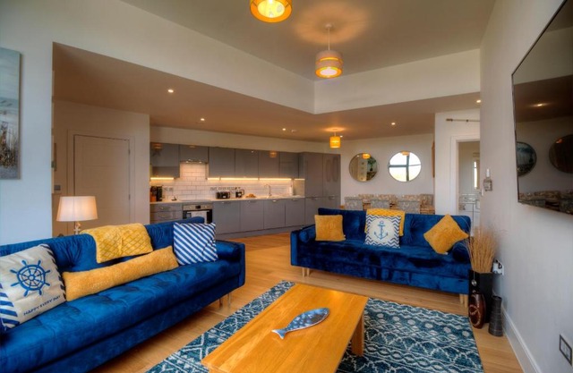 Pass the Keys Stunning Luxury Marina Apartment