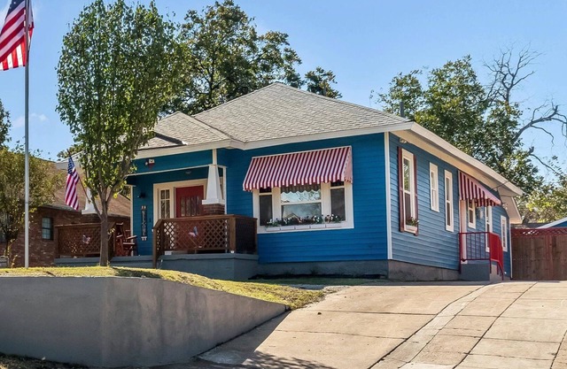 Patriot Outpost - Sleeps 8 - Just 3/4 Mile from Stockyards! TCU close by