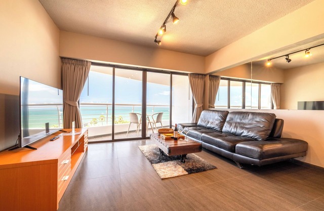 Pattaya Beachfront : Oceanview, Pool, Balcony, Gym