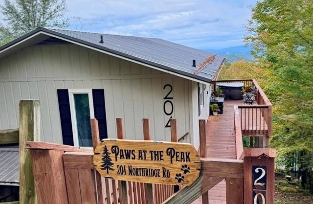 "Paws" for Views; Hot Tub; 2 Minutes to Slopes